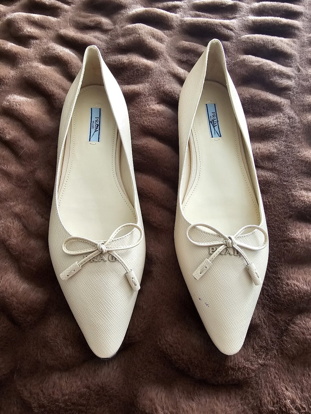 Prada Beige Pointed-Toe Bow Flats. Size EU39/US8.5